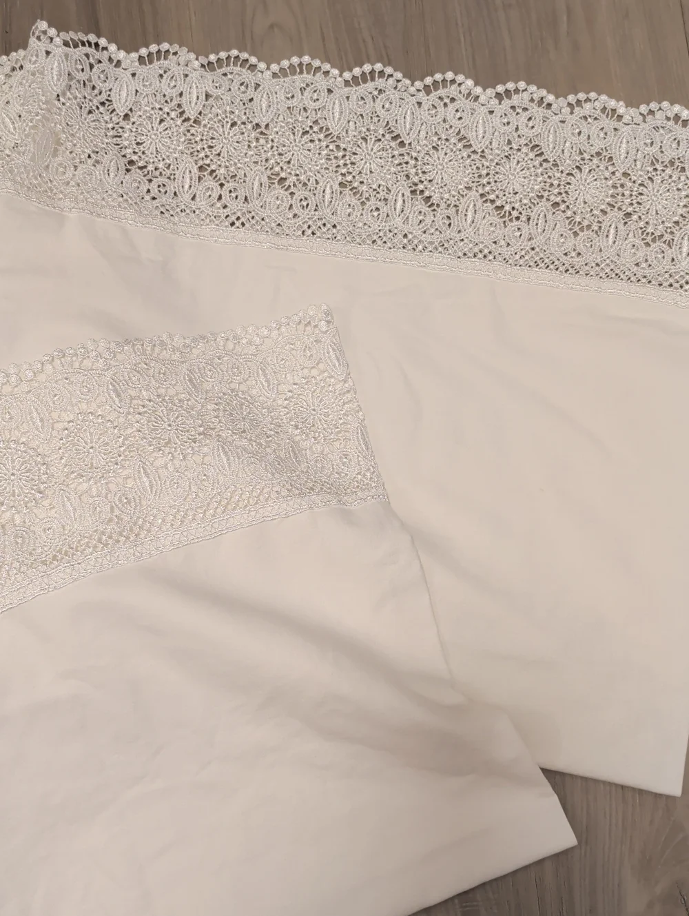 Hillcrest- 2 Elegant Lace Trim Pillowcases 1 Flat Sheet Full Size- White